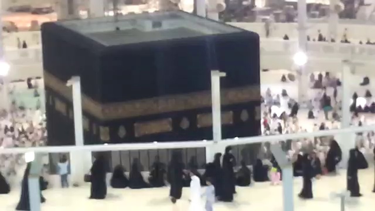 Pakistani expatriates praying at Khaana e Khuda Makkah for the success of Pakistan #AzadiMarchPTI & @ImranKhanPTI