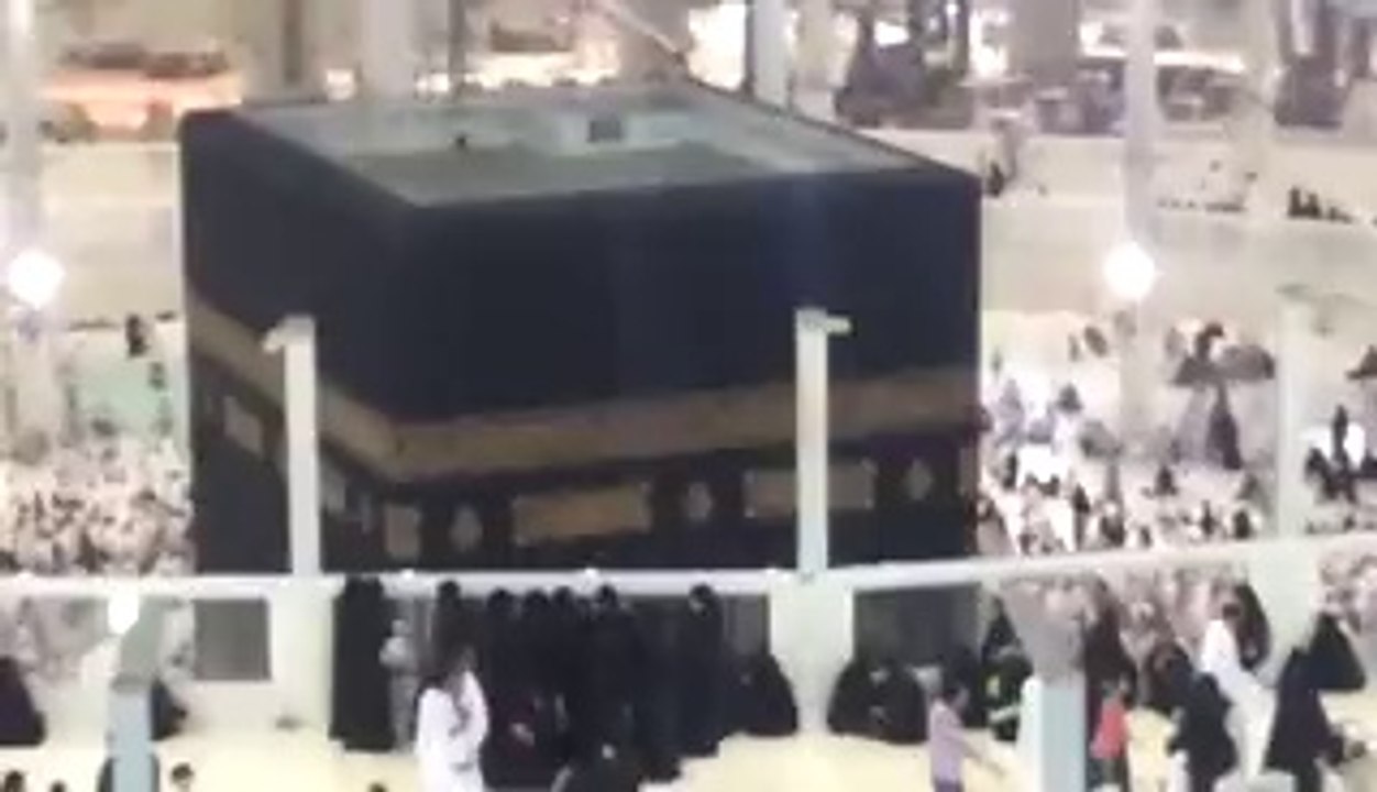 Pakistani expatriates praying at Khaana e Khuda Makkah for the success of Pakistan #AzadiMarchPTI & @ImranKhanPTI