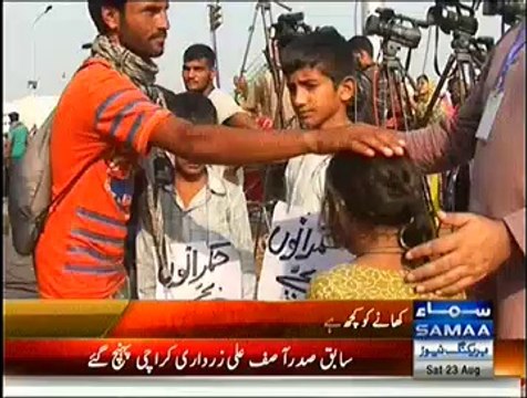Police Constable Selling His Kids In Tahir Ul Qadri Jalsa But Why???