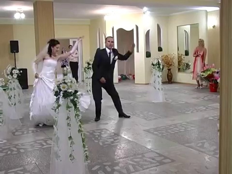 Неповторимый! Незабываемый! Первый танец молодых...