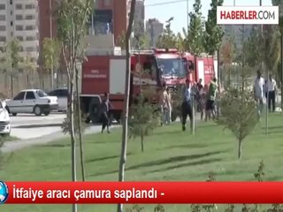 İtfaiye aracı çamura saplandı