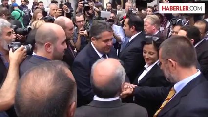 Mevlana Camisi'ndeki yangın - Sigmar Gabriel, camiyi ziyaret etti