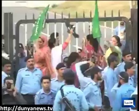 Khoon Leauge ke log Women ki bt krty ha to ya in ki Relly me Women kia ka rahi haaur Aian ki bt krte ha to dekh lo kis trah Aian ki Passdari krte ha Khoon Leauge wale