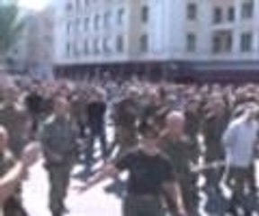 Ayrılıkçılar esir Ukrayna askerlerini halka teşhir etti