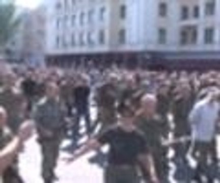 Ayrılıkçılar esir Ukrayna askerlerini halka teşhir etti