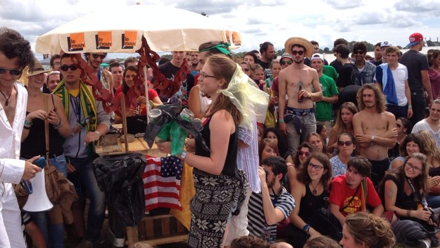 Elvis célèbre de vrais faux mariages de festivaliers