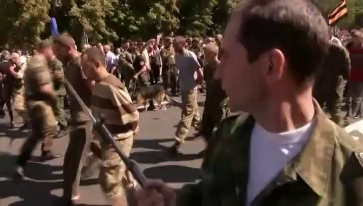 Ukraine : les séparatistes exhibent leurs prisonniers à Donetsk