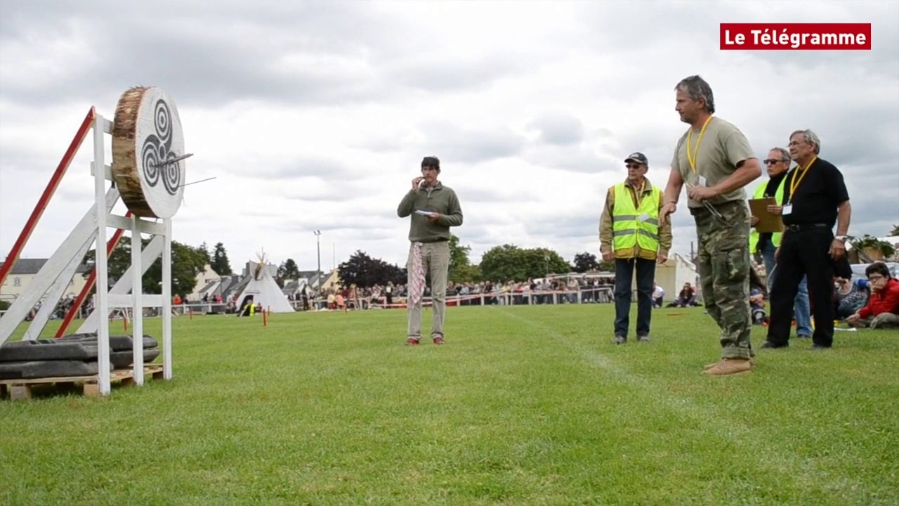 Callac (22). Affluence des grands jours au Mondial de lancer de couteaux
