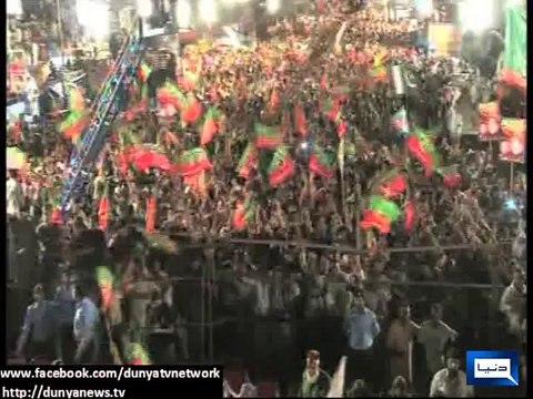 Dunya News - Woman wearing PTI flag themed veil participates in 'Azadi March' everyday