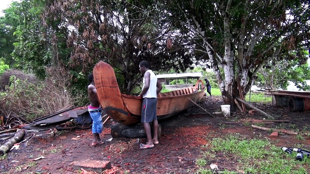 Construction d'une pirogue 2 - Vidéo Dailymotion