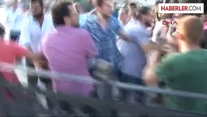 Kadıköy'de İki Karşıt Grup Birbirine Girdi: 3 Yaralı