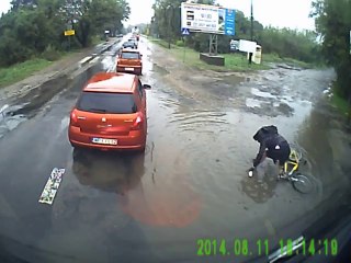 Su birikintisine yüzüstü dalan bisikletli