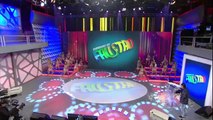 Faustão leva banho de pipoca em seu programa.