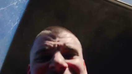 Idiota quase morre ao tentar tirar uma selfie próximo a um tornado