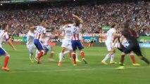 Cristiano Ronaldo met un coup de poing à Diego Godin en plein match!