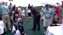Le golfeur Phil Mickelson rate sa balle qui fini dans la tente de secours!