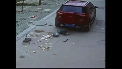 Chine: une voiture lui passe dessus, il se relève