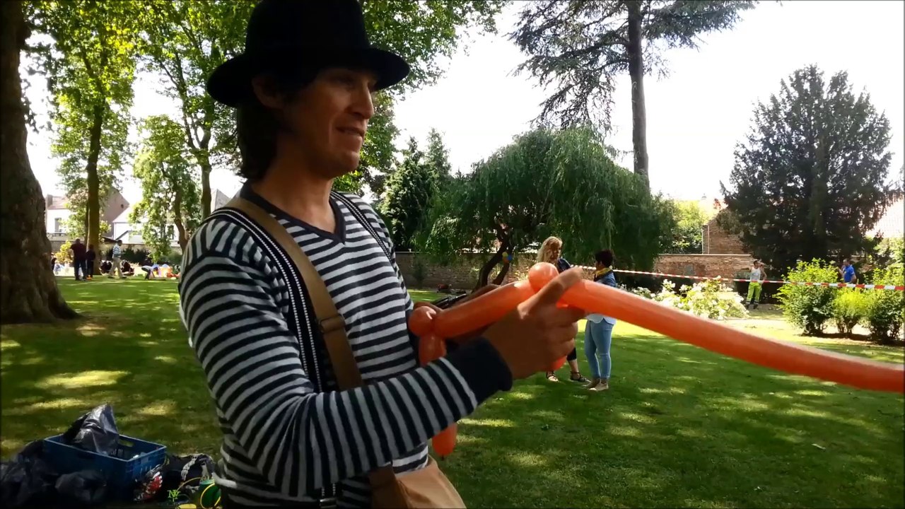 Sculpteur de ballons technique pour la mitraillette