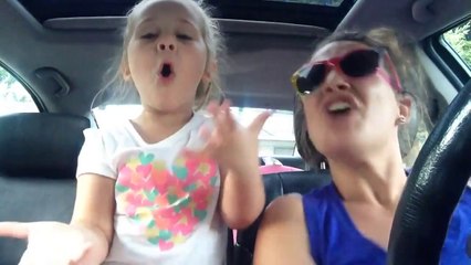 Anne ve Kızın Eğlenceli Düeti