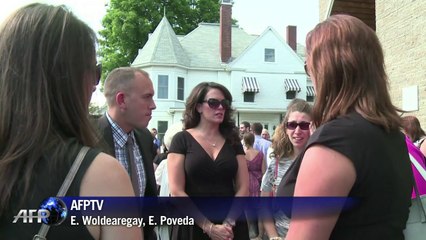 Familiares rinden homenaje a Foley