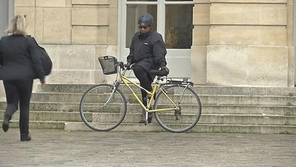 Christiane Taubira arrive à Matignon à vélo
