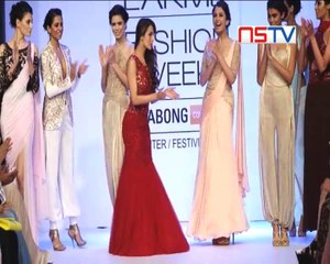 Sexy & Seductive Malaika at LFW for Sonakshi..