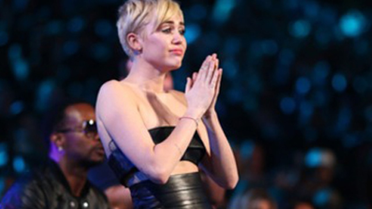 CRYING Miley Cyrus BOOED At 2014 MTV Video Music Awards - 2014 MTV VMA