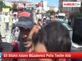 İstanbul'da Eli Silahlı Adamı Müzakereci Polis Teslim Aldı