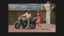 Flavio Insinna in moto con Milena Miconi in Don Matteo