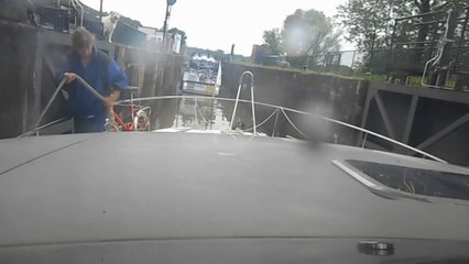 Schleusung mit Yacht auf dem Rhein-Rhone Kanal