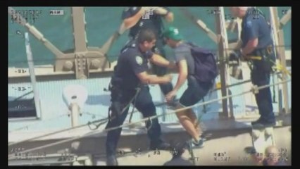 Arrestado por subirse al puente de Brooklyn para sacar fotos