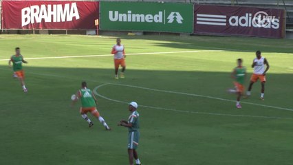 Promessa do Flu deixa Carlinhos procurando a bola em treino