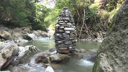 Art brut sur l'eau ... Shiva lingam .à Vevey SUISSE