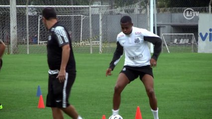 Após lesão muscular, Robinho volta a treinar com bola