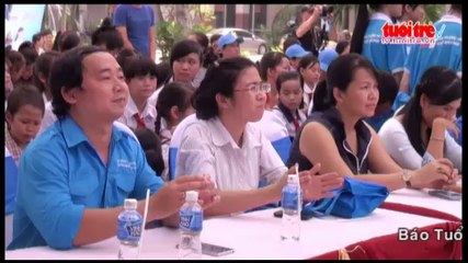 Hàng trăm người cùng giặt áo cũ tặng học sinh nghèo