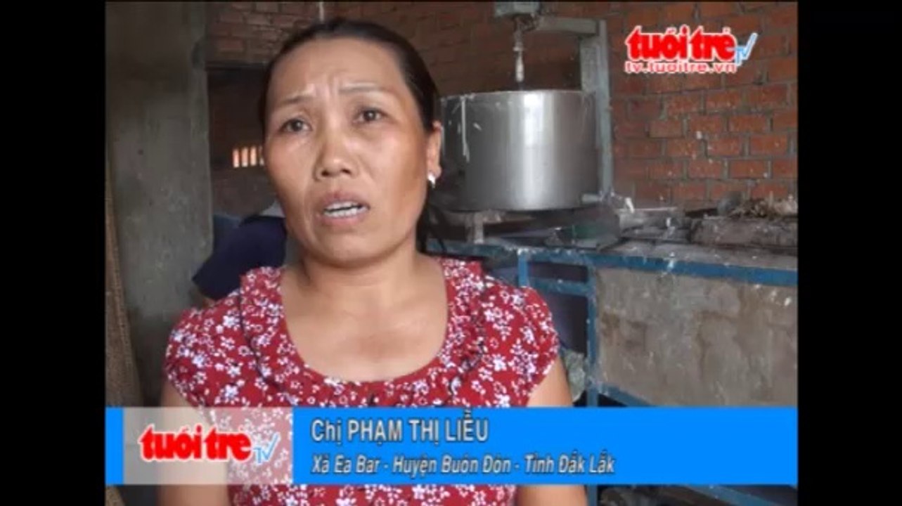 Làng bánh tráng quay lại nghề đốt than