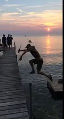 Il s'explose brutalement les bijoux de famille