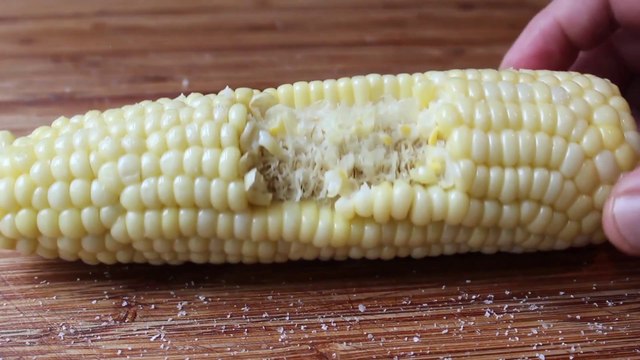 Préparer un épis de mais en quelques secondes : à l'américaine!