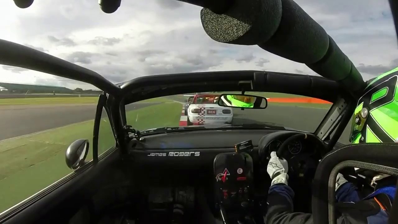 Un pilote de course vient plier le rétroviseur de son adversaire en pleine course.