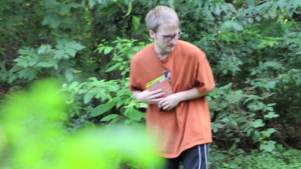 Un père hystérique détruit les jeux vidéo de son geek de fils!