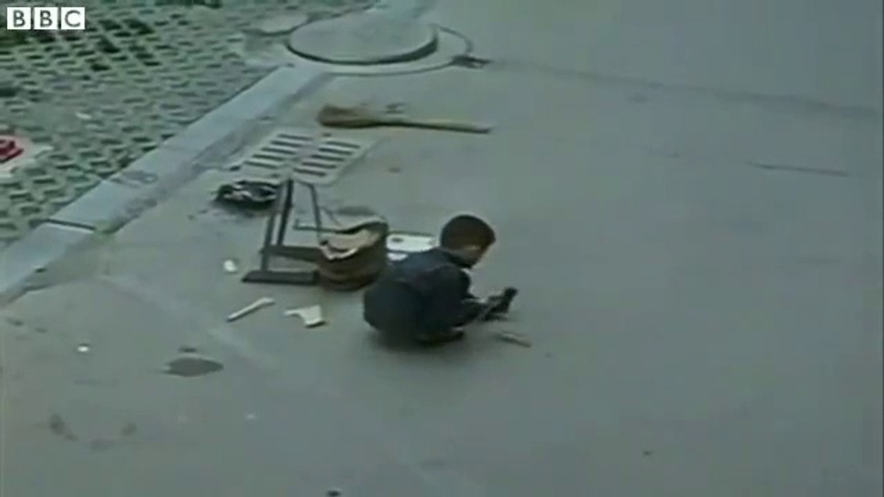 Un enfant se fait rouler dessus par un 4x4