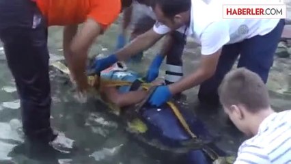 Kayalıklardan denize düşen genç kurtarıldı