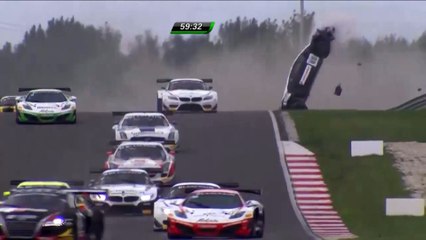 Une Lamborghini Gallardo s'envole lors d'une course de Blancpain Sprint Series