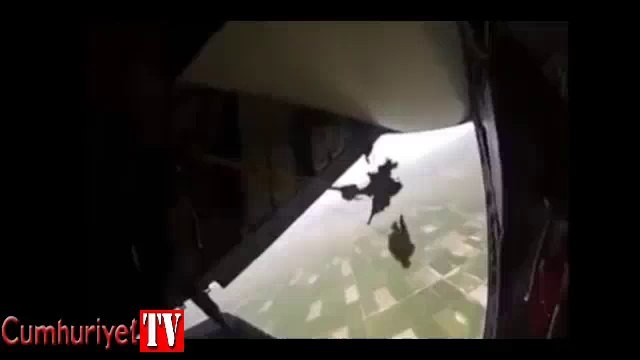 Meksika'da atlayış sırasında paraşüt uçağa takıldı