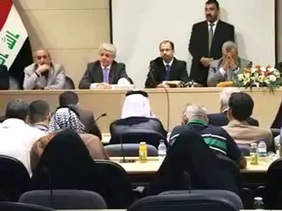 عراقية فقدت ابنها في قاعدة سبايكر تنزل عبائتها من رأسها بوجع الثكلى ،،