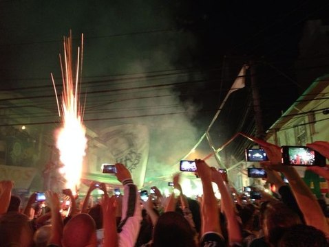 Palmeirenses festejam os 100 anos do Verdão com foguetório