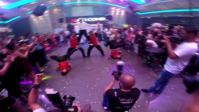 כניסה דתית לבר מצווה משולבת עם ריקוד הברייקדאנס יחד עם החתן | כניסה לבר מצווה דתית 054-556-8034