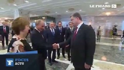 La poignée de main entre Poutine et Porochenko