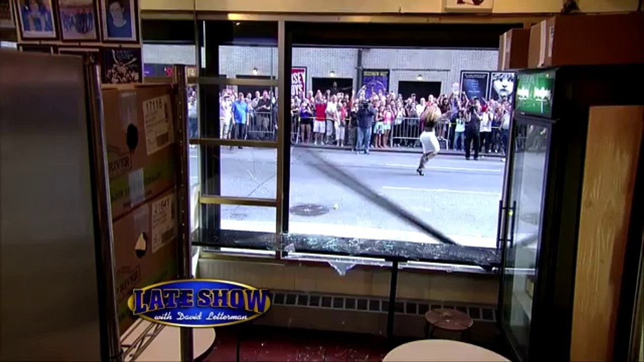 Invité chez David Letterman, Serena Williams explose une devanture avec une balle de tennis !
