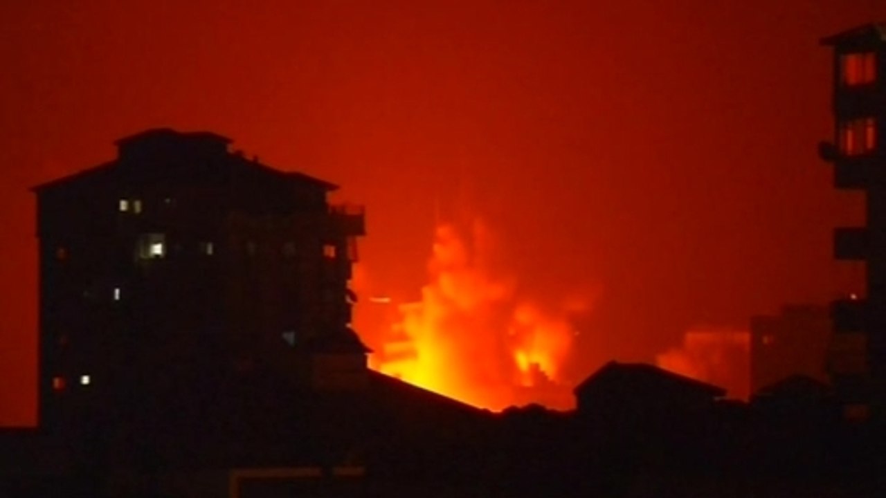 Israeli air strikes demolish Gaza high-rises